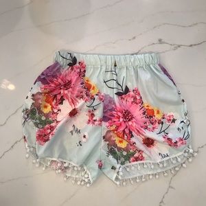 Blue pom-pom shorts with flower print